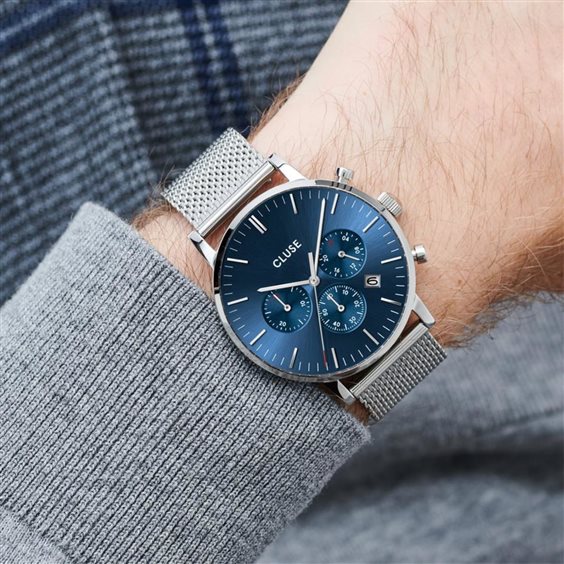 Orologio Arvis cronografo con cassa in acciaio lucido, cinturino a maglia milano color argento e quadrante blu scuro che mostra i contatori del cronografo.