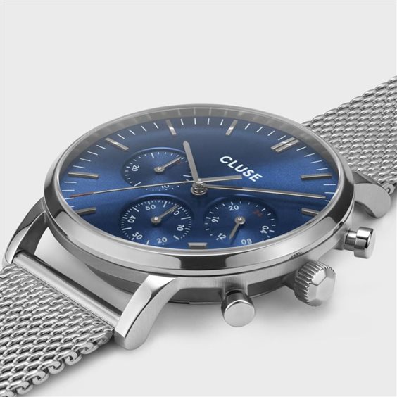 Orologio Arvis cronografo con cassa in acciaio lucido, cinturino a maglia milano color argento e quadrante blu scuro che mostra i contatori del cronografo.