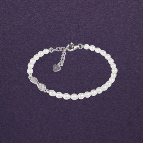 Bracciale da donna realizzato con perle coltivate (4.5-5 mm) e inserto centrale a forma di infinito tempestato di zirconi bianchi. Chiusura regolabile su fondo scuro.
