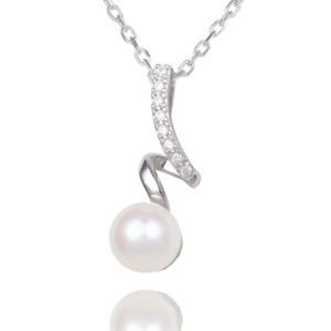 Collana in argento con pendente a ricciolo decorato con piccoli zirconi bianchi, che incornicia una singola perla coltivata bianca.