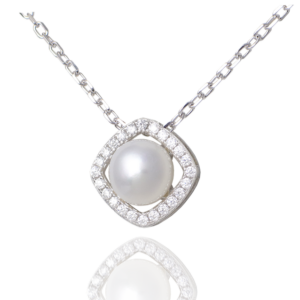 Collana in argento con pendente quadrato con zirconi. Perla naturale coltivata al centro.
