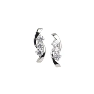 Coppia di orecchini a lobo in argento con forma a onda ricurva. Tre zirconi bianchi incastonati in linea verticale creano un effetto trilogy brillante.