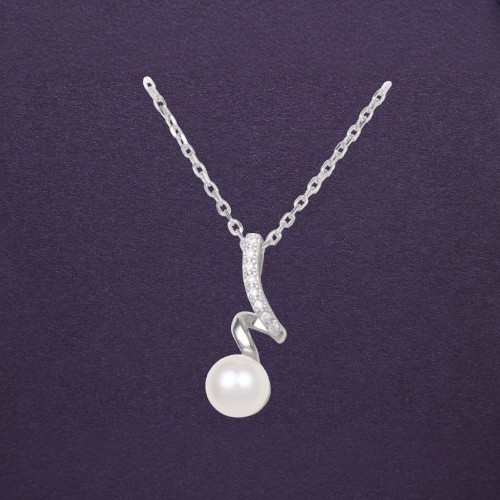 Collana in argento con pendente a ricciolo decorato con piccoli zirconi bianchi, che incornicia una singola perla coltivata bianca su sfondo scuro.
