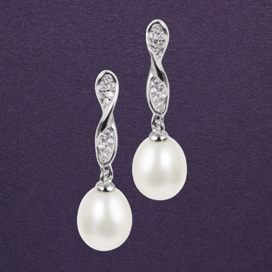 Coppia di orecchini pendenti in argento con una forma a nastro ritorto che ricorda il simbolo dell'infinito, decorati con piccoli zirconi incastonati e terminanti con una perla coltivata su sfondo scuro.