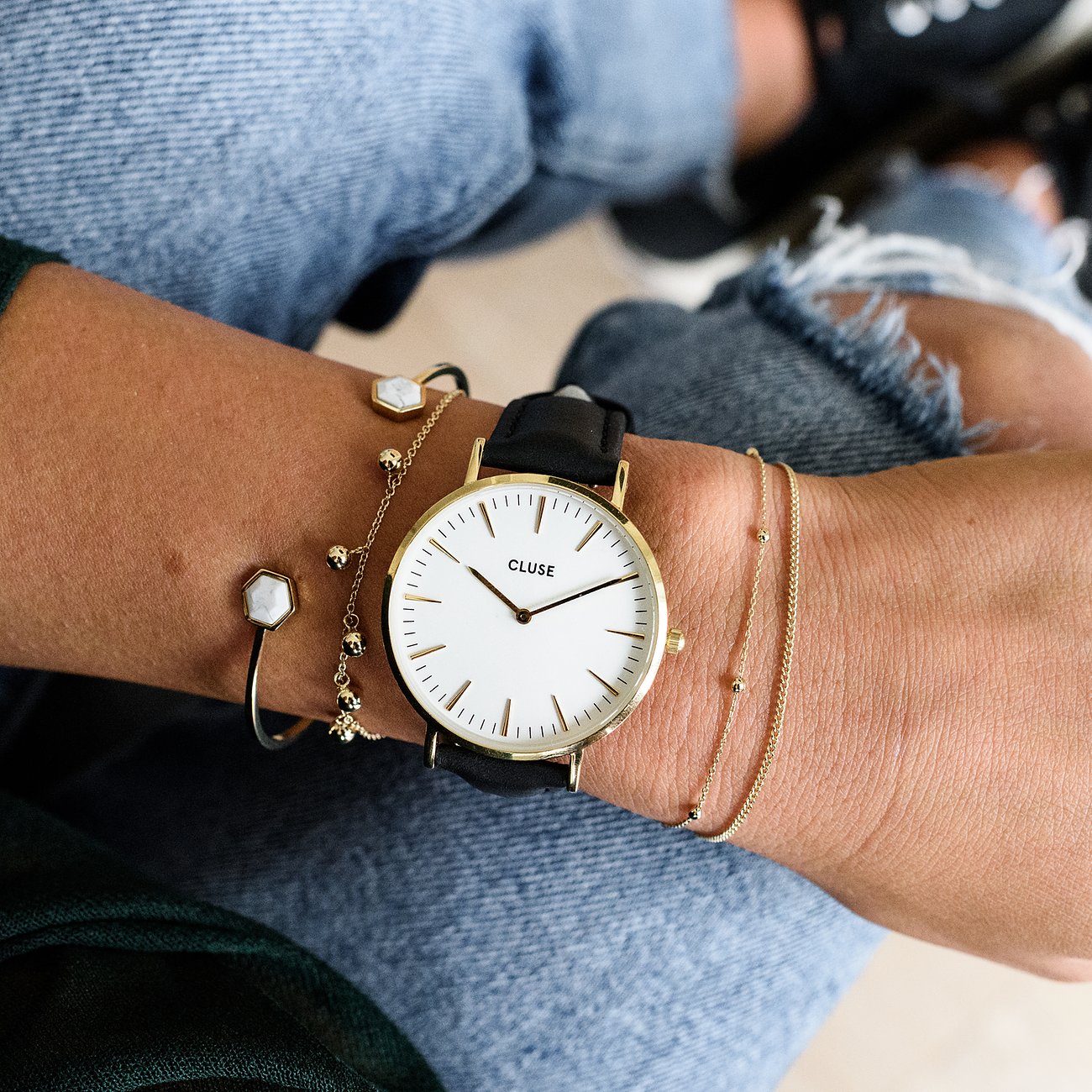 Orologio da donna con quadrante bianco, cassa in acciaio color oro lucido e cinturino in pelle nera. Diametro cassa 38 mm.