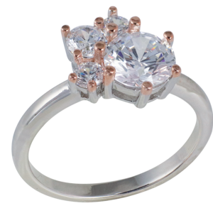 Anello in argento con fascetta sottile. La parte superiore presenta un grappolo asimmetrico di quattro zirconi bianchi di diverse dimensioni, tenuti da castoni con punte placcate in oro rosa.