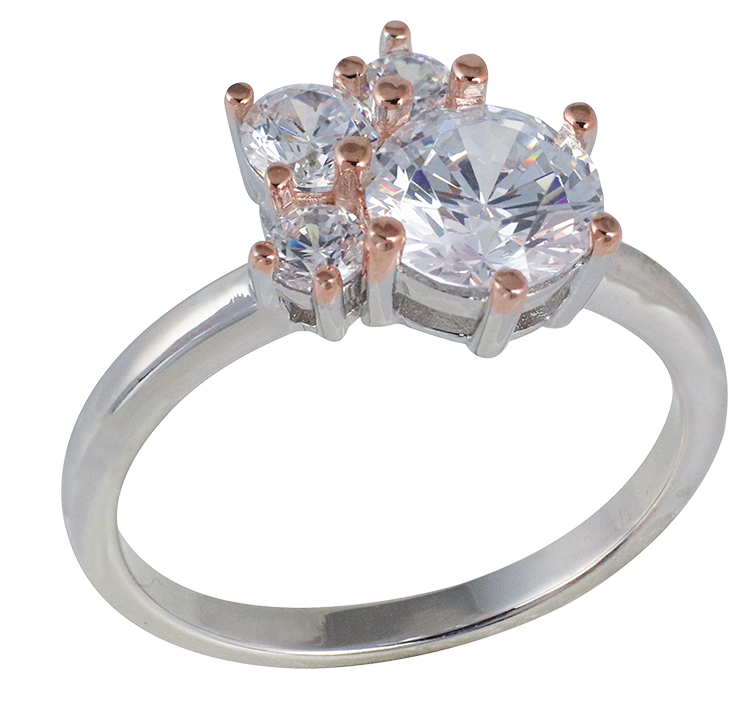 Anello in argento con fascetta sottile. La parte superiore presenta un grappolo asimmetrico di quattro zirconi bianchi di diverse dimensioni, tenuti da castoni con punte placcate in oro rosa.