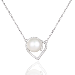 Collana in argento con catenina sottile e pendente a forma di cuore asimmetrico. La cornice del cuore è tempestata di zirconi che circondano una perla naturale coltivata centrale.