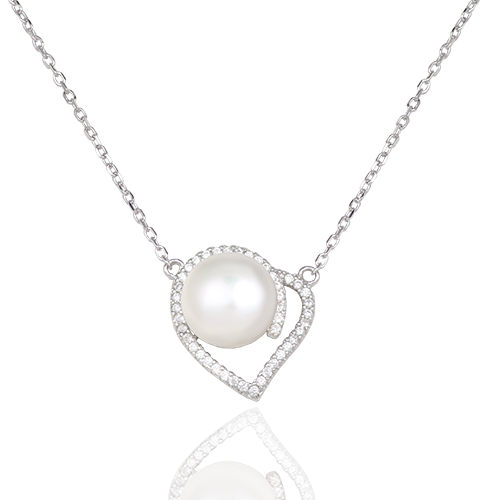 Collana in argento con catenina sottile e pendente a forma di cuore asimmetrico. La cornice del cuore è tempestata di zirconi che circondano una perla naturale coltivata centrale.