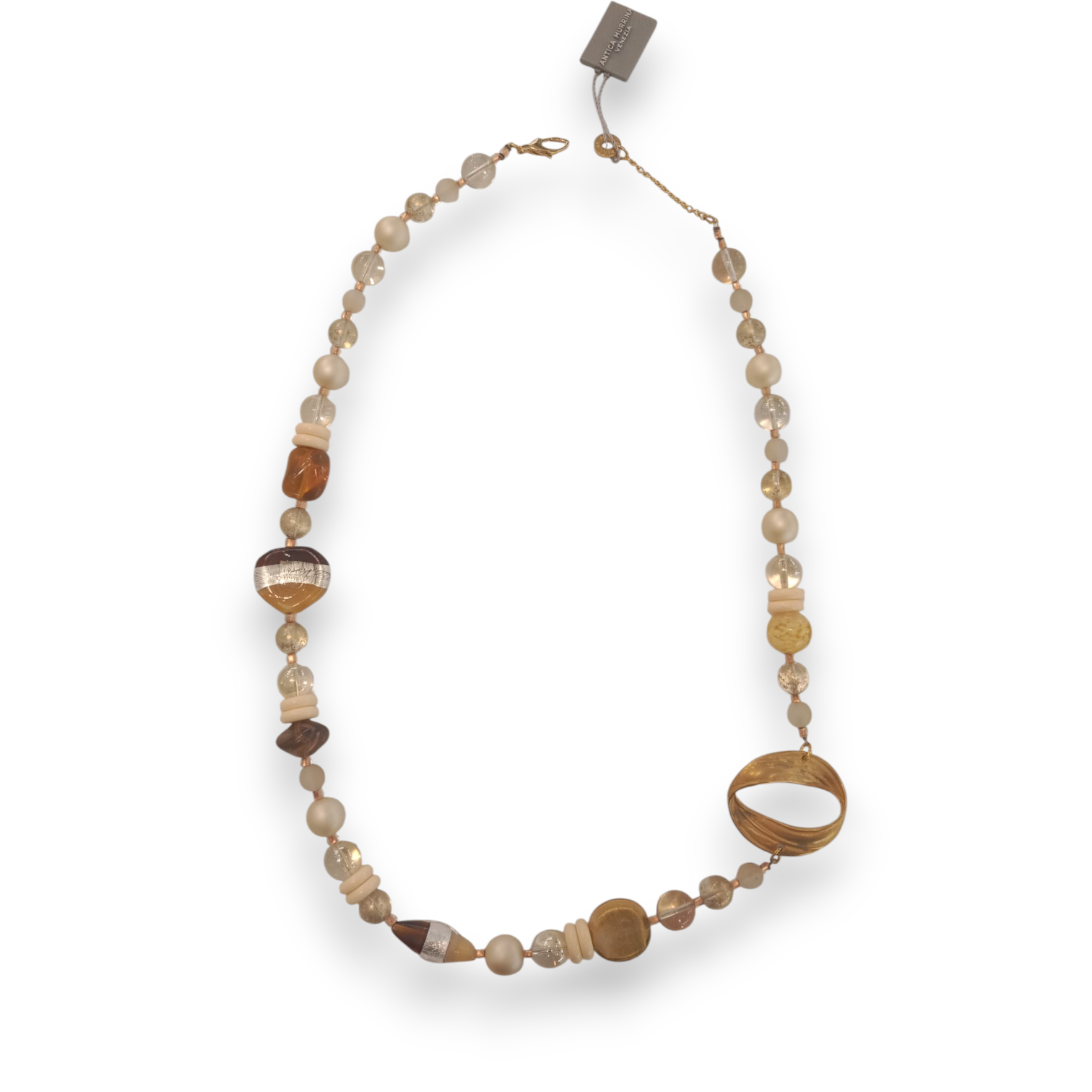 Collana Earth color ambra con inserto circolare dorato e chiusura regolabile su sfondo neutro.