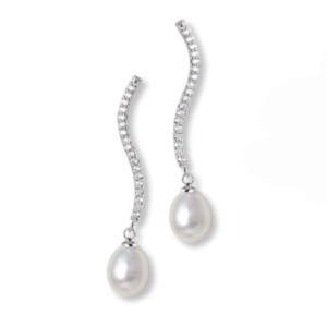 Coppia di orecchini pendenti in argento, con elemento superiore a forma di onda rivestito di zirconi e perla naturale coltivata a goccia sospesa sotto.