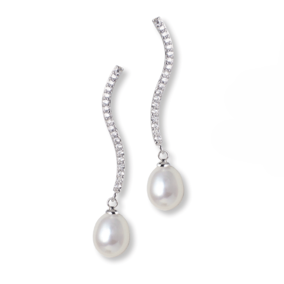 Coppia di orecchini pendenti in argento, con elemento superiore a forma di onda rivestito di zirconi e perla naturale coltivata a goccia sospesa sotto.