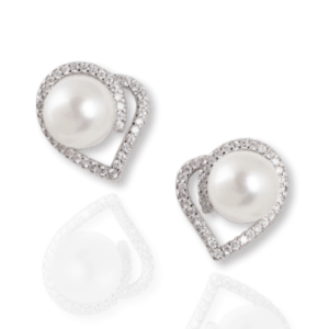Coppia di orecchini a lobo in argento, con perla centrale coltivata e una cornice a forma di cuore asimmetrica tempestata di piccoli zirconi bianchi incastonati.