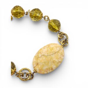 Bracciale artigianale con grande pietra ovale in diaspro giallo centrale, perle di quarzo citrino giallo trasparente e catena in argento dorato.