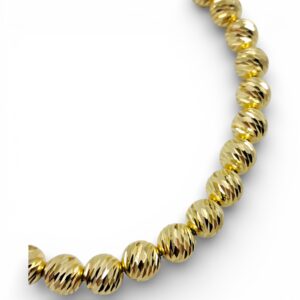 Bracciale in argento dorato composto da una fila di sfere metalliche con superficie lavorata diamantata e chiusura regolabile.