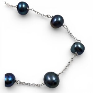 Bracciale in argento con catenina sottile e sette perle naturali di Tahiti di colore grigio scuro antracite distribuite uniformemente.