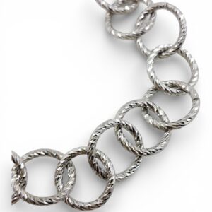 Bracciale in argento composto da una successione di anelli con superficie diamantata brillante e chiusura con moschettone su sfondo bianco.