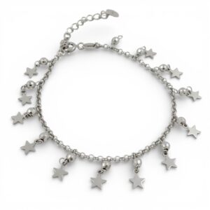 Bracciale in argento a maglia sottile con numerosi pendenti a forma di stella alternati a piccole sfere lucide.